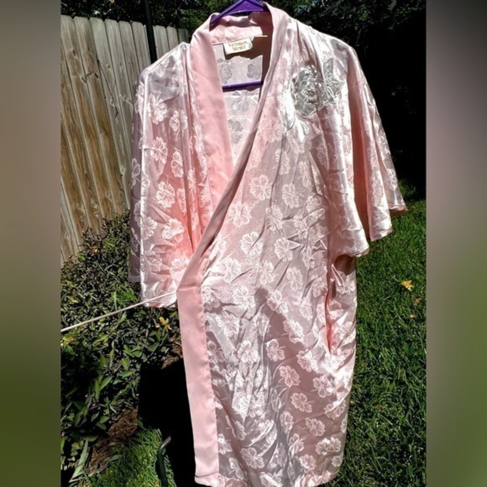 Vintage ▶️ Victoria's Secret Pink Hibiscus Embroidered Robe. One size fits all